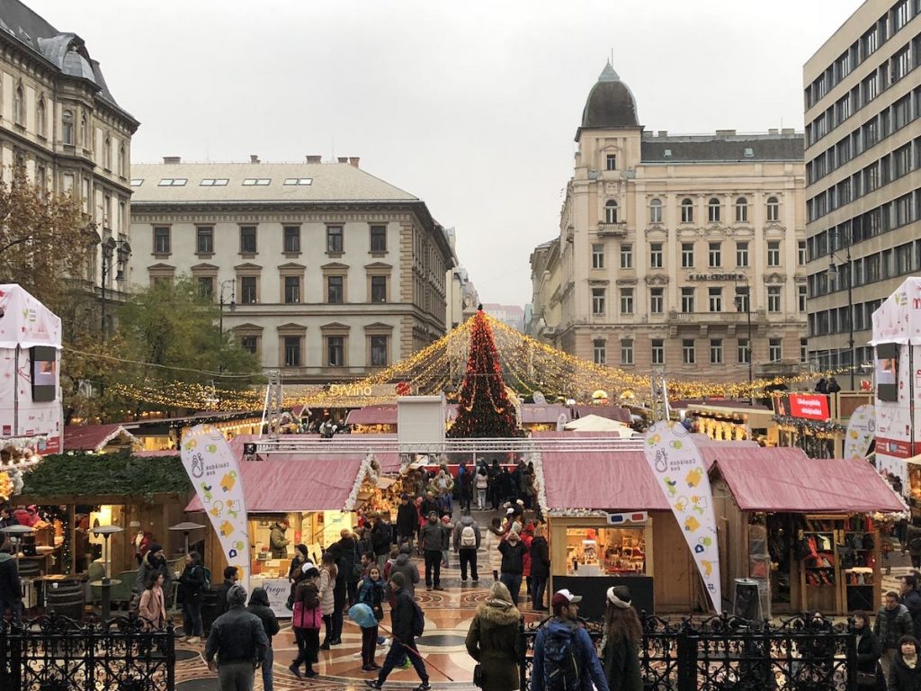 Mercado Navidad Plaza Basílica San Esteban de Budapest